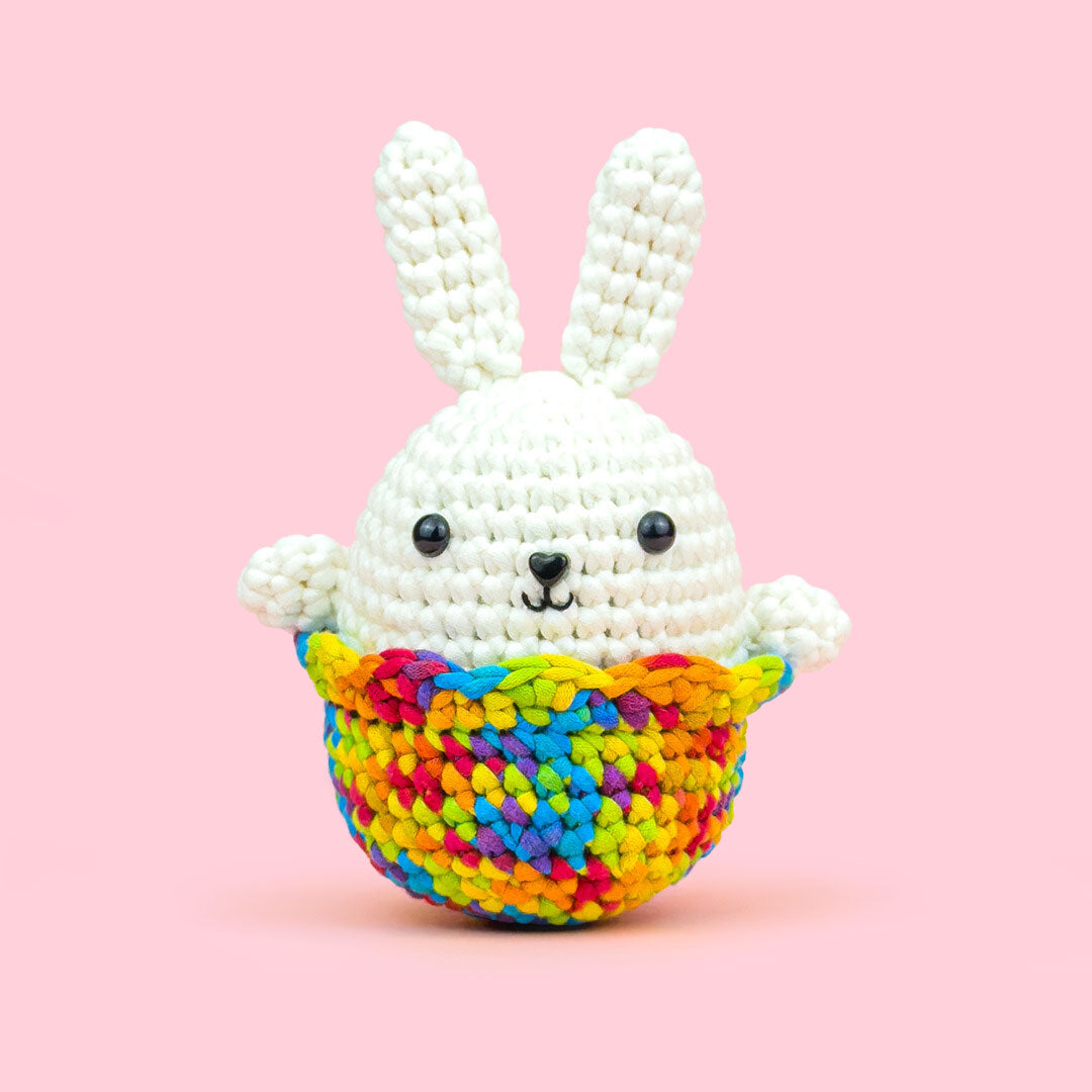 The Cute Crochet beginner kit - white bunny in rainbow egg shell