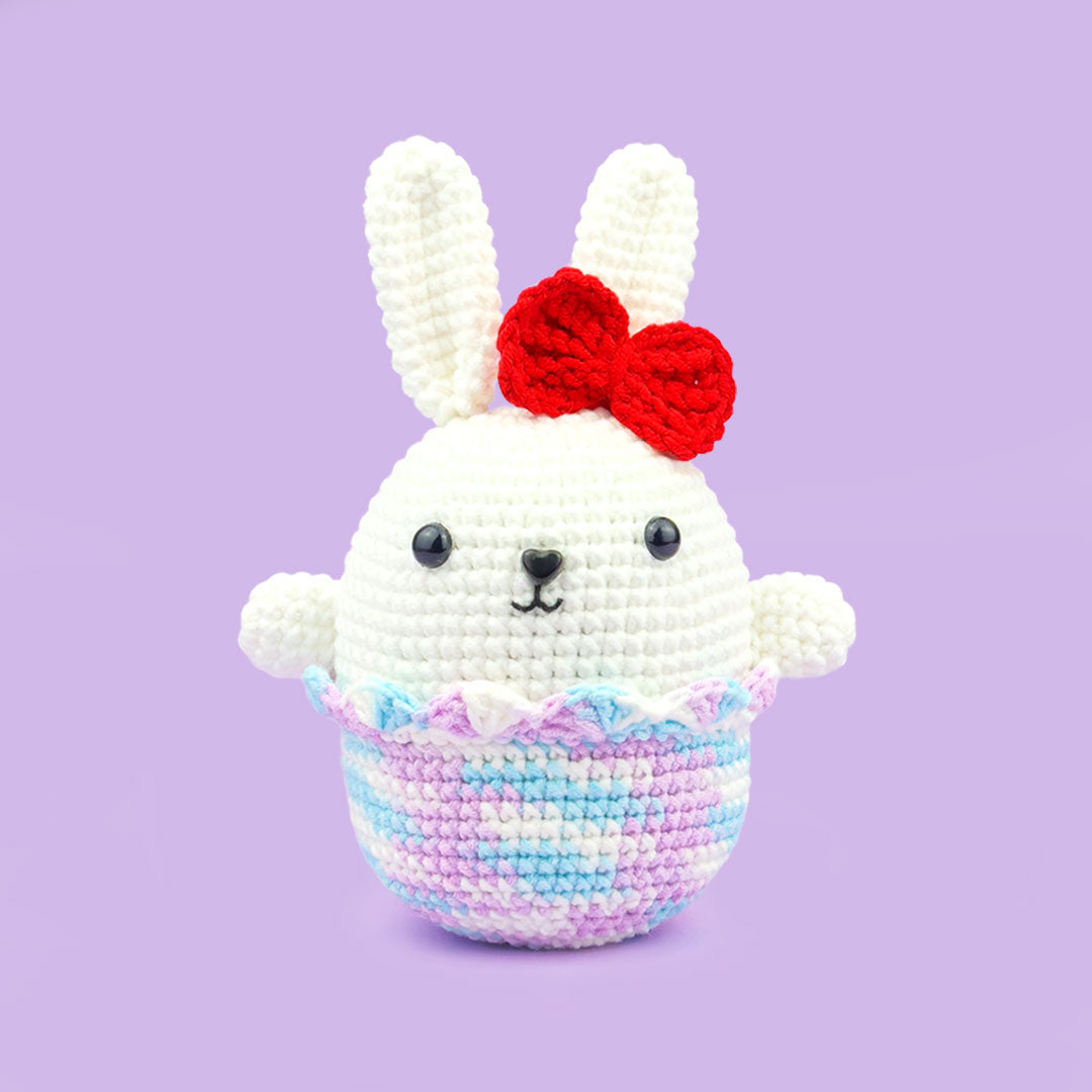 The Cute Crochet beginner kit - white Bunny with red bow in pastel tie-dye egg shell