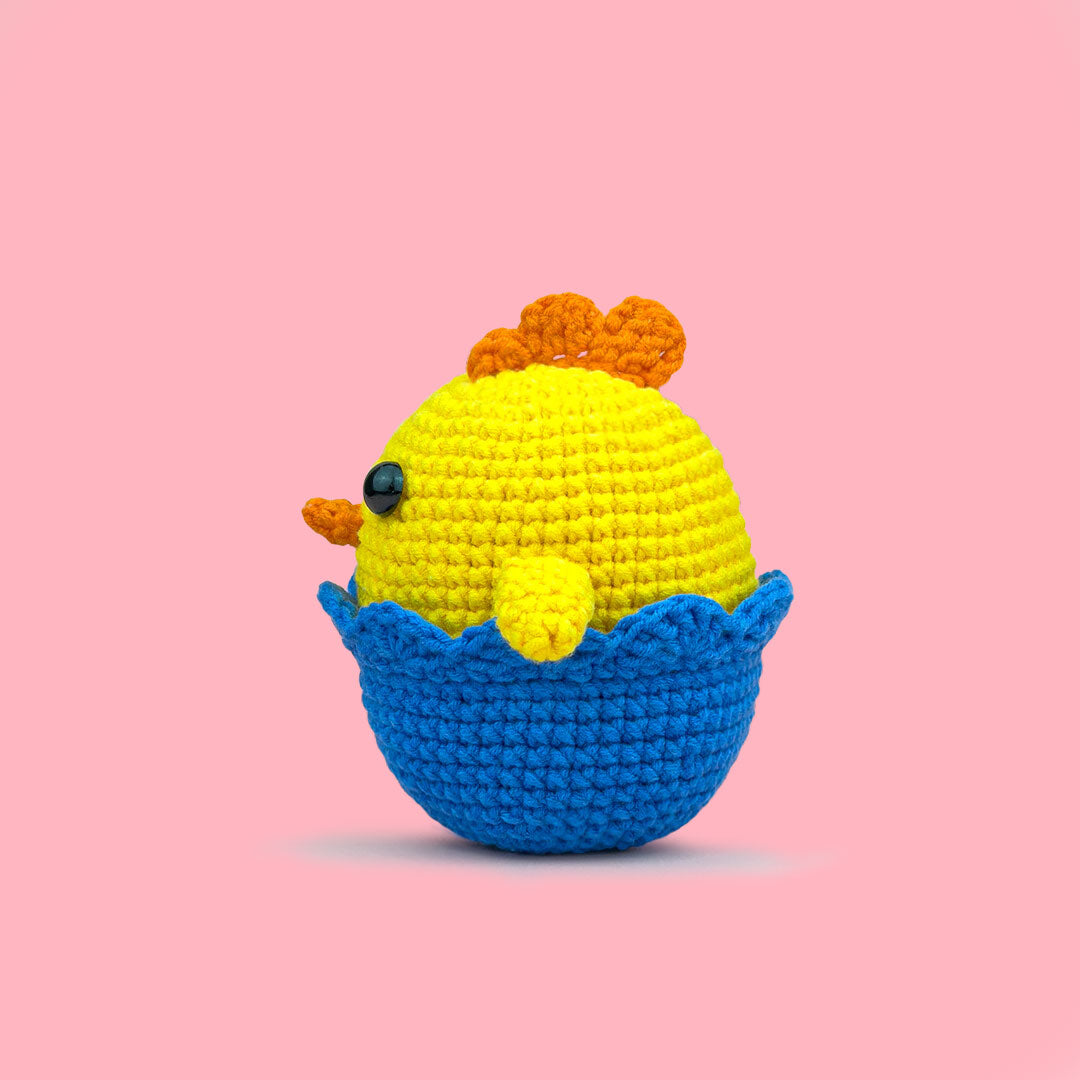 The Cute Crochet beginner kit - yellow chick in blue egg shell side