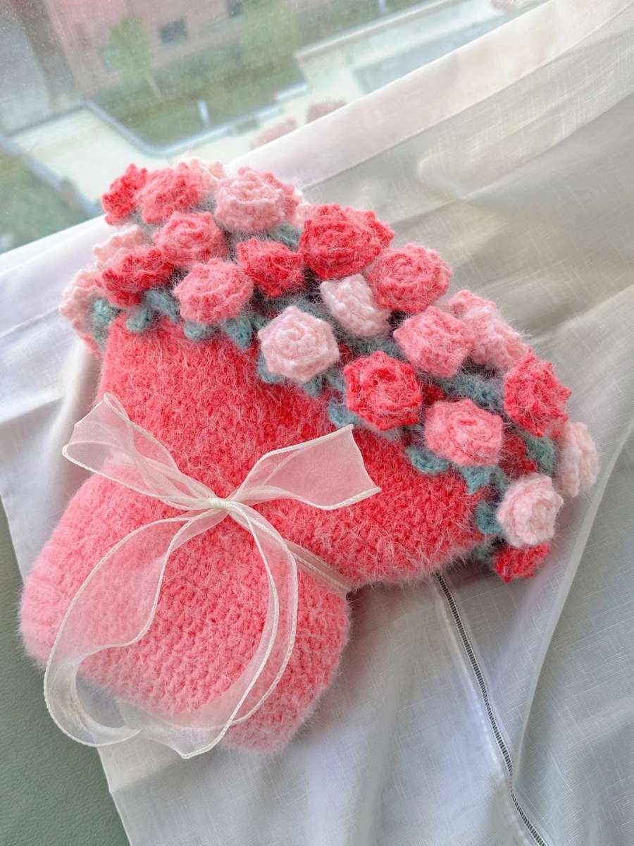 Strawberry Cloud Rose Bouquet Blanket - TheCuteCrochet